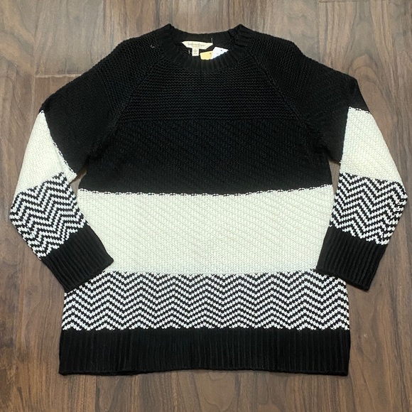 Linda Anderson Sweaters - Linda Anderson Black and White Chevron Patterned Knit Sweater